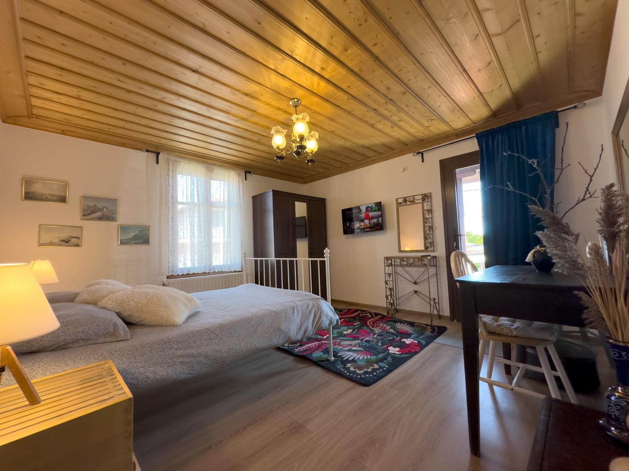 Villa Renovated Old Manor House With Yard Arnaía Esterno foto